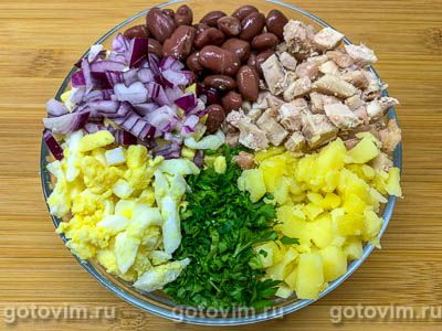 Салат из мяса кролика с фасолью, картофелем и яйцом