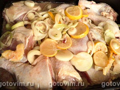 Окорочка в духовке, маринованные с лимоном и луком