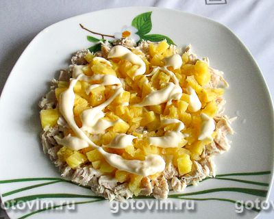 Слоеный салат с курицей, ананасами, сыром и орехами