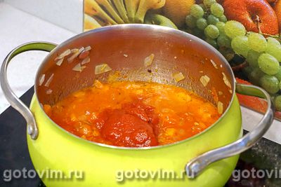 Густой томатный суп с белой фасолью.