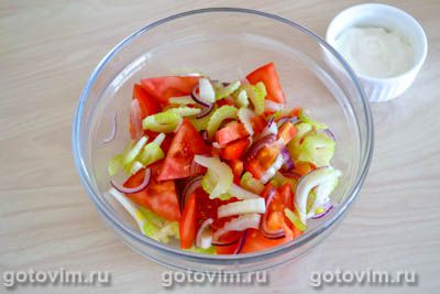 Салат с сельдереем, помидорами и красным луком