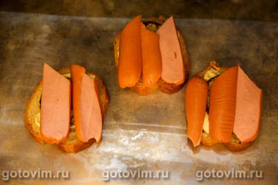 Горячие тосты с кабачками и сосисками