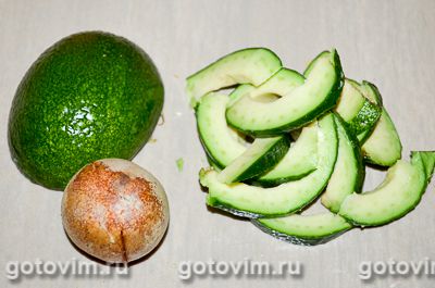 Овощной салат из авокадо, помидоров и красного лука
