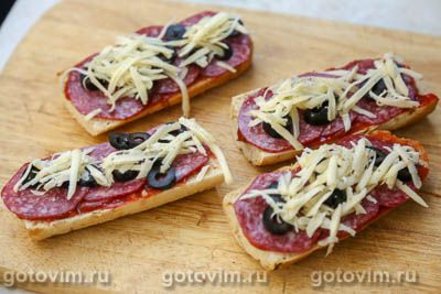 Пицца на багете с колбасой и оливками