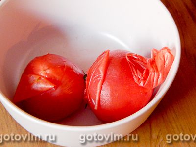 Запеченный баклажан с мягким сыром и помидорами