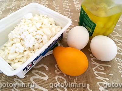 Глазунья по-корсикански с зернистым сыром, маринованным шалотом и помидорами