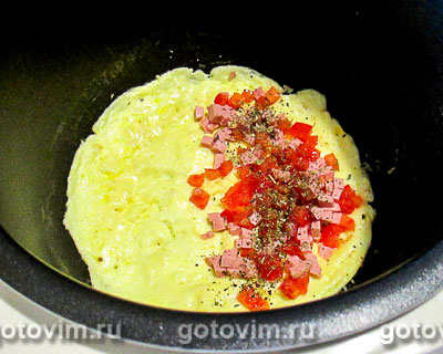Омлет, фаршированный колбасой и помидорами, в мультиварке