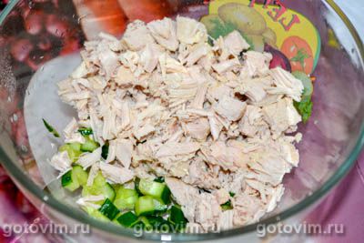 Мясной салат из свинины, копченой курицы и овощей