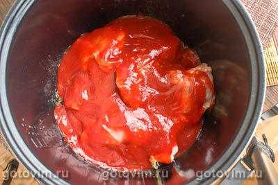 Курица в мультиварке, тушенная в томатном соусе с розмарином.