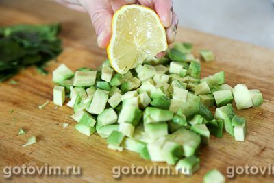 Сальса из авокадо с фасолью, кукурузой и овощами
