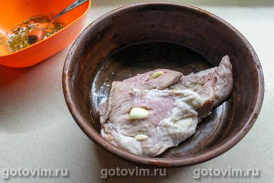 Говядина в духовке по-провански с чесноком, базиликом и тимьяном