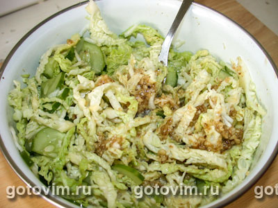 Зеленый салат с ореховым соусом.