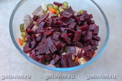 Салат из языка со свеклой и овощами.