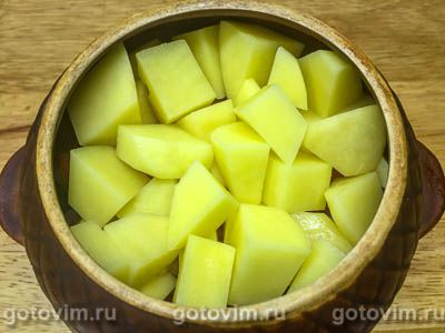 Говядина в горшочках с картошкой в сметанном соусе