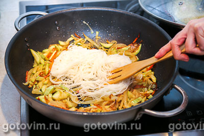 Рисовая лапша с крабовыми палочками Vii и овощами