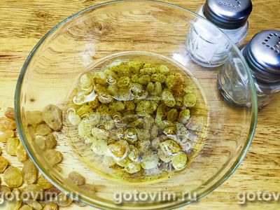 Салат из листьев и корня сельдерея с изюмом