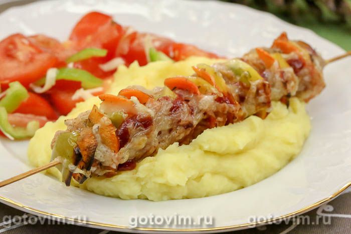 Колбаски для жарки с овощами и сыром на шпажках.