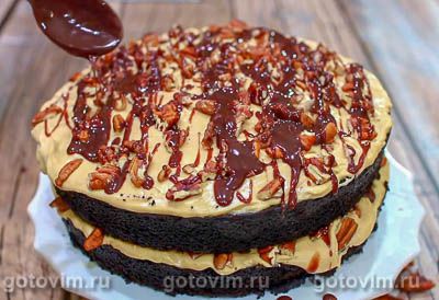 Шоколадно-карамельный торт с орехами