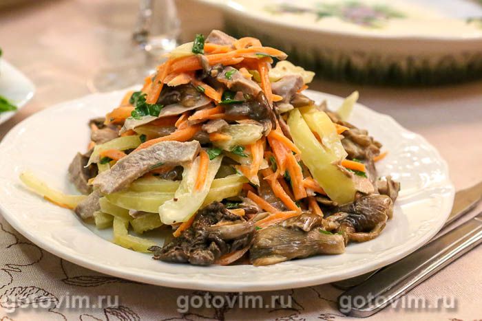 Салат из свиного языка с опятами и овощами
