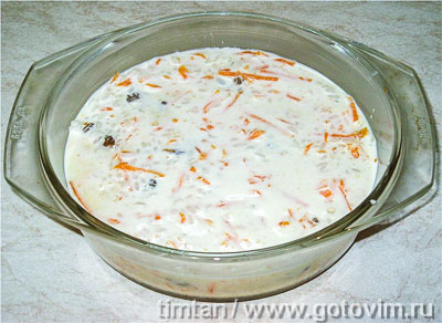 Рисовая десертная запеканка с изюмом, тыквой и медово-сметанной подливой