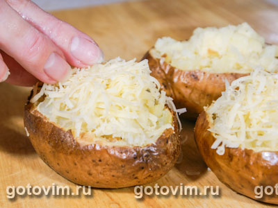Печеный картофель, фаршированный сыром