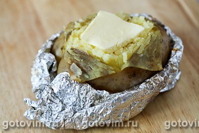 Запеченный картофель, фаршированный селедкой