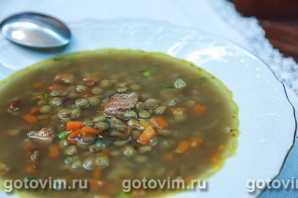 Суп из зеленой чечевицы с беконом.