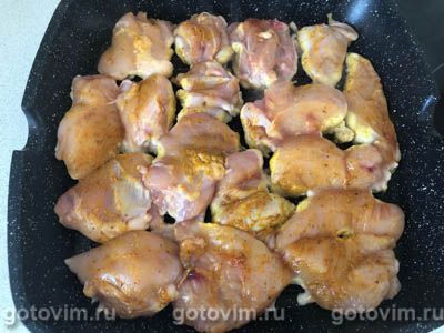 Курица с грибами со сливочно-сырным соусом.
