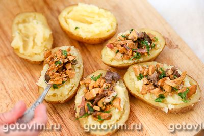 Запеченный картофель, фаршированный жареными грибами и беконом.