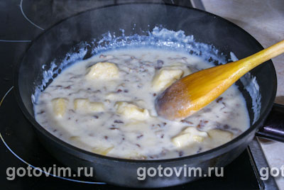 Картофель с сыром бри и грибами, запеченный в горшочках