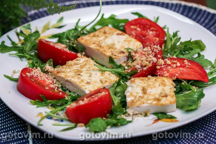 Салат с жареным тофу, помидорами и рукколой