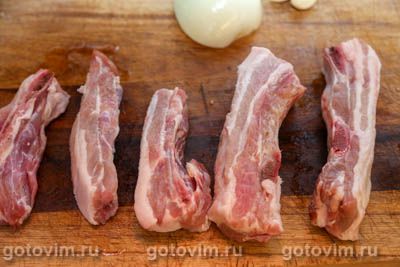 Свиные ребрышки в духовке в маринаде из киви с луком