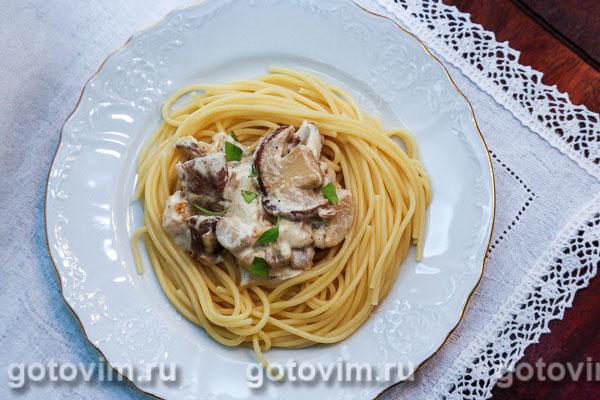 Спагетти с соусом из белых грибов