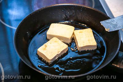 Салат с жареным тофу, помидорами и рукколой