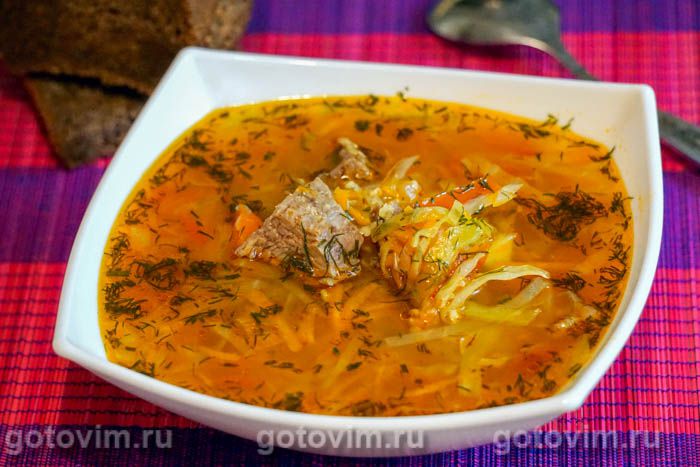 Томатный суп с говядиной, пшеном и свежей капустой