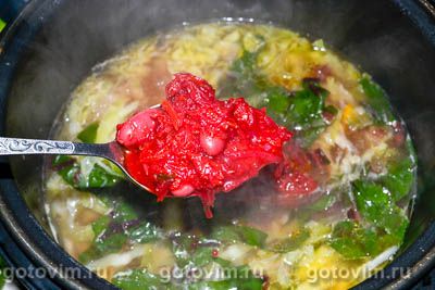 Суп мясной со свежей капустой и молодой ботвой свеклы в мультиварке