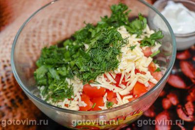 Салат с колбасой и помидором.