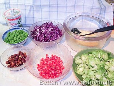 Тёплый салат с перловкой, краснокочанной и брюссельской капустой