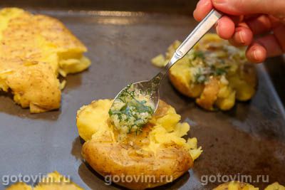 Мятая картошка в духовке с сыром и чесноком