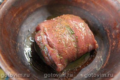 Мясной рулет из говядины с зеленью и чесноком в духовке