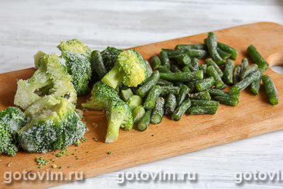 Овощная запеканка из брокколи, зеленой фасоли и языка