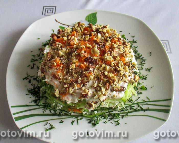 Слоеный салат с творогом, свежими овощами и грецкими орехами