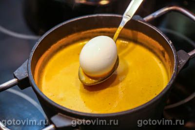 Как покрасить яйца куркумой