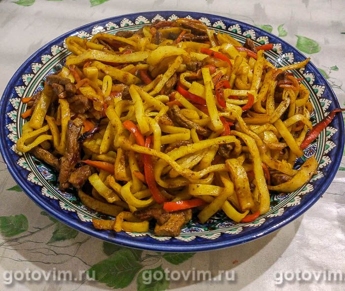 Цуйван - монгольская лапша с овощами и мясом .