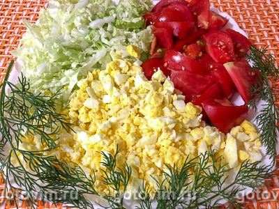 Салат из пекинской капусты с яйцом, кунжутом и помидорами