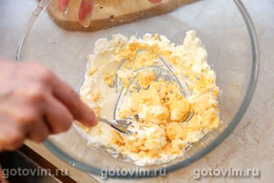 Закуска из печени трески на крекерах