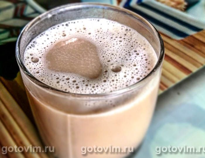 Домашний кофе латте с пенкой из молока, груши и малинового сорбета.