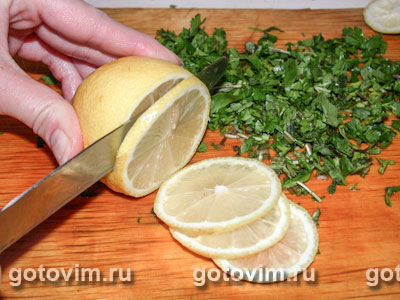 Скумбрия с травами и лимоном, запеченная в фольге.