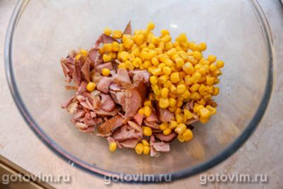 Салат с копченой курицей, кукурузой, огурцом и авокадо