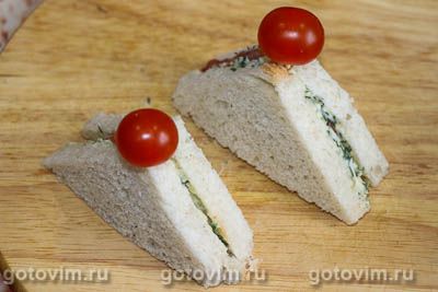 Сэндвичи с красной рыбой, сливочным сыром и помидорами черри.